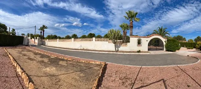 Buitenmuur met balustrade en toegangspoort vóór de renovatie